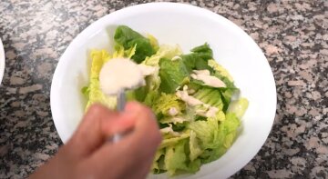 Як приготувати салат "Цезар" смачніше, ніж у ресторані: головний секрет у соусі