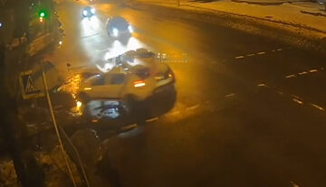 Видео момента жуткой автокатастрофы на набережной в Днепре: приехала полиция и медики