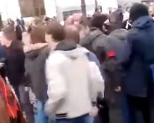 У центрі Одеси на очах у всіх порізали людину, відео: "Переходив дорогу на світлофорі"