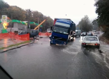 У Львові під асфальт провалилася фура (фото)