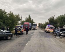 ДТП на украинской трассе, авто разбиты вдребезги и много пострадавших: фото и что известно