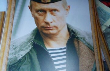 Любитель России и СССР устроил провокацию на украинской границе:"портреты Путина и не только"