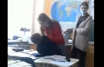 Учительница отличилась "воспитанием" школьника, видео: "Пыталась душить и..."