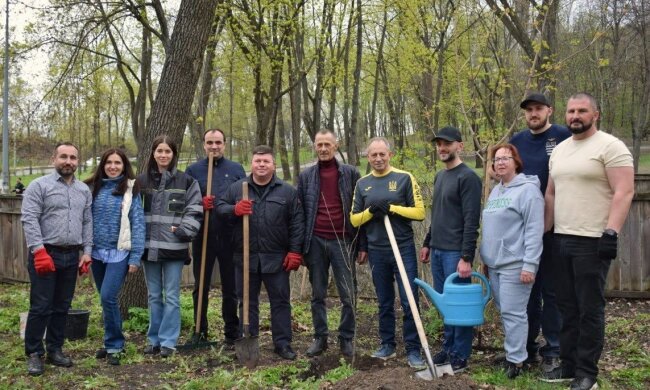 Шевченко єднає Україну: У Подільському районі висадили дубову алею та провели велику толоку