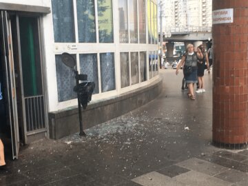 Вибух прогримів на вході в метро в Києві, є постраждалий: кадри з місця НП
