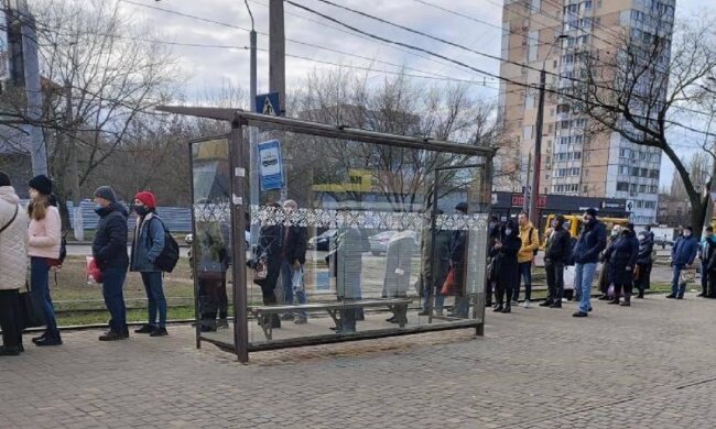 Локдаун в Одессе: жителей заставили выстроиться в огромные очереди на остановках, кадры
