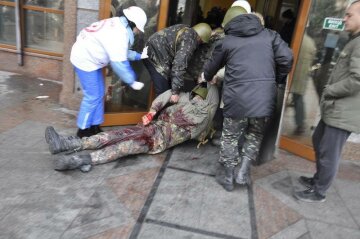 пораненого Сергій Трапезун затягають в готель Україна