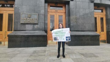Зеленского призвали вернуться в «Квартал-95»: под офисом ОП прошел одиночный пикет