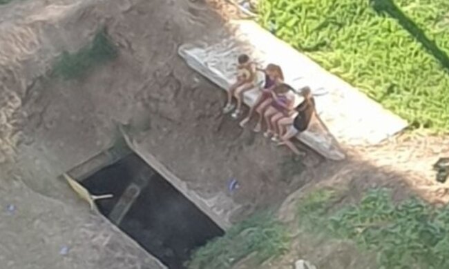 У Харкові комунальники піддали дітей серйозній небезпеці, фото: "Розкопали кілька місяців тому"