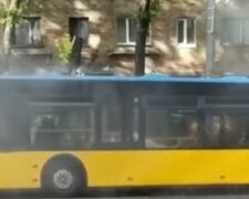 Троллейбус с пассажирами задымился в Киеве, кадры ЧП: "Успели вовремя..."