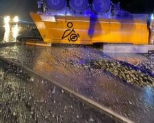 На трассе Киев-Харьков перевернулся грузовик: жуткие фото с места аварии