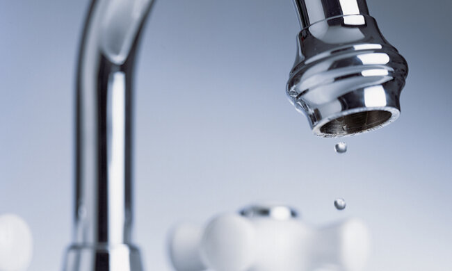 У центрі Києва жителям перекрили воду за опір незаконній забудові