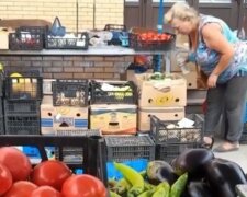 Продавец плевала на овощи на рынке Запорожья, кадры: "Зато свежак!"