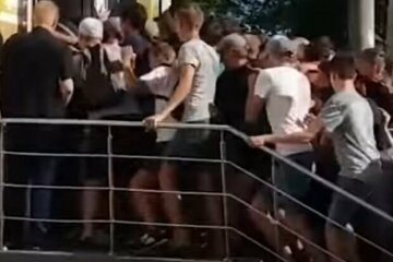 Дніпряни влаштували штурм секонд-хенд, кадри безумства: "Тиснява і крики"