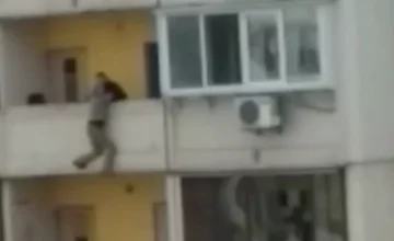 В Киеве женщина попыталась свести счеты с жизнью, видео: "У меня сын в аду, мне надо к нему"