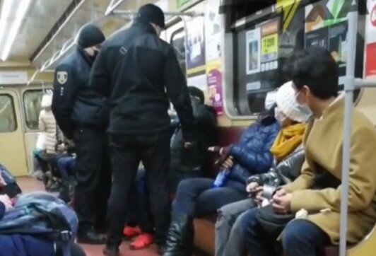 "Тупоголовые бесят": харьковчане ополчились против нарушителей в метро, пришлось останавливать поезд