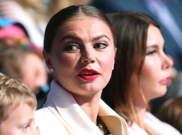 MOSCOW, RUSSIA - SEPTEMBER 16, 2016: Russia's Olympic and multiple world champion in rhythmic gymnastics Alina Kabaeva (C) attends Legends of Sports, a costumed gymnastic show at Megasport Arena. Vyacheslav Prokofyev/TASS –ÓÒÒˡ. ÃÓÒÍ‚‡. 16 ÒÂÌÚˇ·ˇ 2016. ŒÎËÏÔËÈÒ͇ˇ ˜ÂÏÔËÓÌ͇, ÏÌÓ„Ó͇Ú̇ˇ ˜ÂÏÔËÓÌ͇ Ïˇ ÔÓ ıÛ‰ÓÊÂÒÚ‚ÂÌÌÓÈ „ËÏ̇ÒÚËÍ ¿ÎË̇ ‡·‡Â‚‡ ̇ Ú‡ڇÎËÁÓ‚‡ÌÌÓÏ ÒÔÓÚË‚ÌÓÏ „ËÏ̇ÒÚ˘ÂÒÍÓÏ ¯ÓÛ