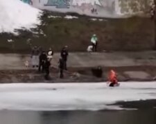Новое ЧП на воде в Киеве, женщина провалилась под лед: "пыталась спасти собаку и..."