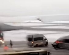 Пожар вспыхнул в московском аэропорту: клубы дыма видны издалека