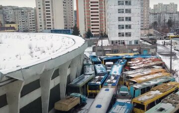 «Кладбище» автобусов в Киеве показали с высоты птичьего полета: устрашающее видео