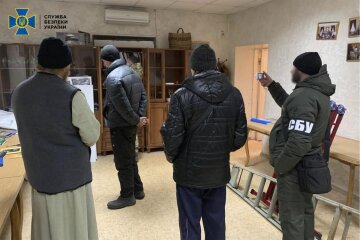СБУ проводит обыски в 14 храмах УПЦ МП, фото: что ищут