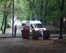Знайшли під деревом: біда трапилася з жінкою в київському парку, фото