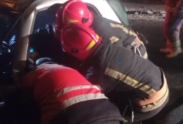 Водителя пришлось вырезать из авто: в Киеве "Smart" столкнулся с маршруткой, кадры и детали жуткого ДТП