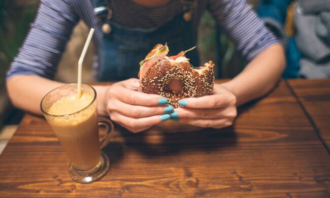 Stocksy-woman-eating-bagel-CACTUS-Blai-Baules