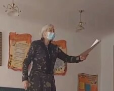 Українська вчителька в камуфляжі піднялася на парту посеред уроку і стала зіркою мережі: кумедне відео