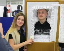 Показ "жалобної моди" у москві: для росіян організували виставку ритуальних послуг, фото
