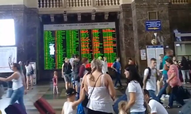 На київському вокзалі пасажирів атакували мерзенні тварюки, фото: "Пухирі розміром з монету"