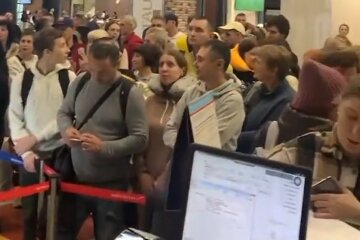 Разъяренные россияне спели "Катюшу" во время 10-часовой задержки рейса в Египет, видео: "В Сибирь их!"