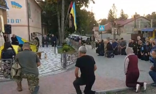 "Серце розривається від болю": українці в сльозах і на колінах попрощалися з героєм, кадри