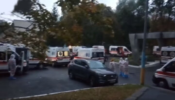 "От вируса не скроется никто": украинцев огорошила очередь скорых в киевскую больницу, видео