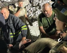 Оккупанты ракетой разрушили 5-этажку, десятки людей под завалами: подробности и кадры трагедии