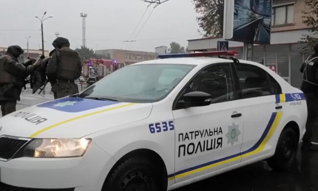 Массовая эвакуация в Кривом Роге: полицейские устроили проверку, кадры