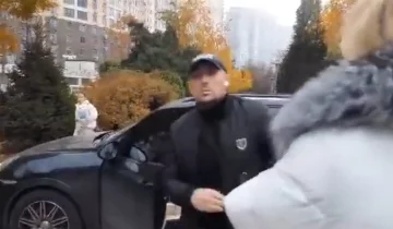 В Одесі автохам на Рогѕсһе напав на дівчат, яких мало не збив, відео: "Чого ви такі розумні?"