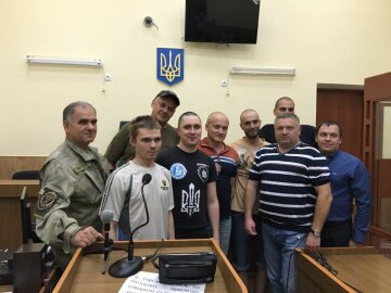 Суд відпустив добровольців «Дніпра-1» (фото)
