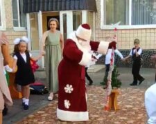 В Кривом Роге школьников с 1 сентября поздравил Дед Мороз, кадры: "Очистились после карантина"