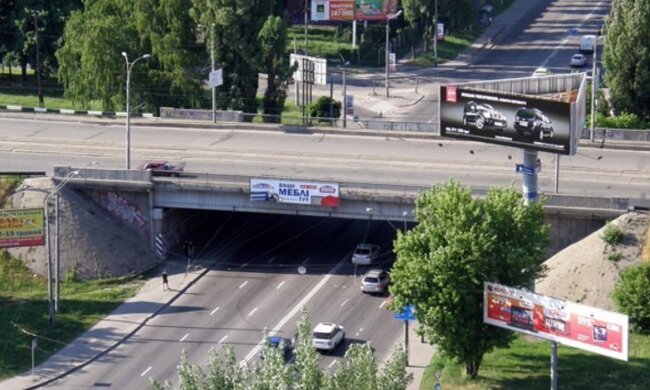 "Спасибі, що не ізолента": киян налякав "втомлений" міст після креативного ремонту, відео