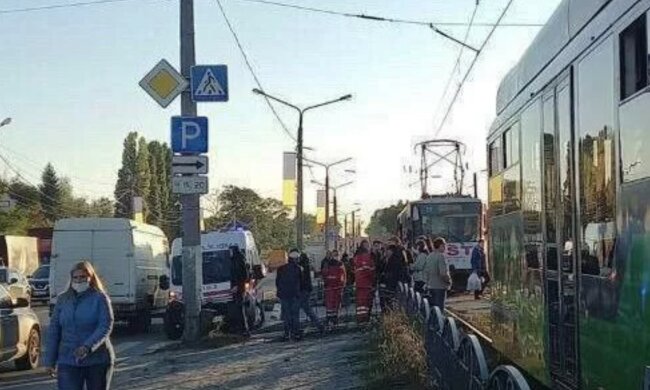 Нещастя сталося з юнаком біля ТЦ "Барабашово", фото: "трамвай зачепив і..."