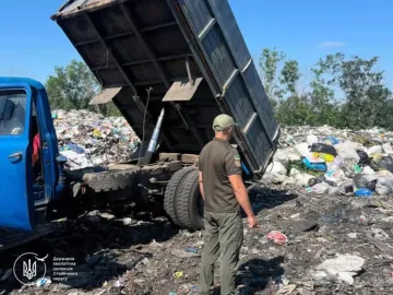 Масове звалище посеред поля під Білою Церквою: екоінспектори піймали порушників на гарячому