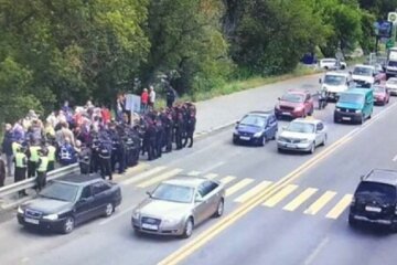 Бунт на мосту-метро в Киеве: силовики приняли меры, видео противостояния