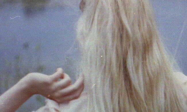 женщина, мужчина, стоит спиной