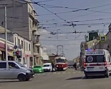 У Харкові авто швидкої влетіло в патрульних: момент аварії потрапив на відео