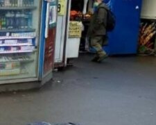 Нещастя сталося з чоловіком біля станції метро в Києві: "посеред тротуару..."