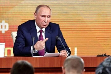 Путин тычет