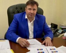 "Їздить на Bentley та має нерухомість у ОАЕ: волонтер просить Зеленського звернути увагу на кадр Януковича у ДМС Руслана Черкаського