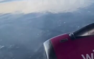 Как выглядят взрывы в Украине из окна самолета над Молдовой: появилось видео