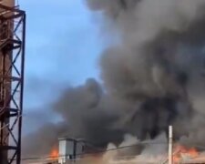 Нова сильна пожежа спалахнула в росії: вулиці затягнуло чорним димом, фото